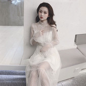 Κομψό γυναικείο διαφανή φόρεμα με επένδυση σε λευκό χρώμα