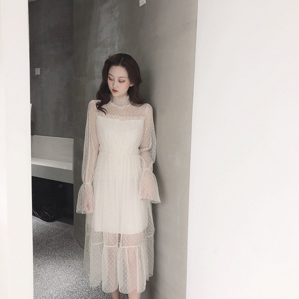 Κομψό γυναικείο διαφανή φόρεμα με επένδυση σε λευκό χρώμα