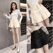 Modern női rövidnadrág széles modell fehér és fekete színben