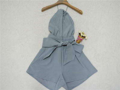 Stílusos női overall szürke nyakkendővel