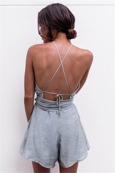 Stílusos női overall szürke nyakkendővel