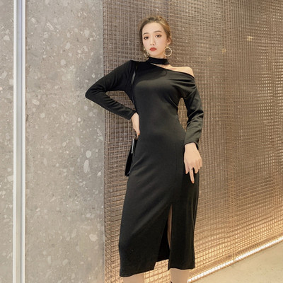 Modern női ruha nyitott váll és hasítékkal