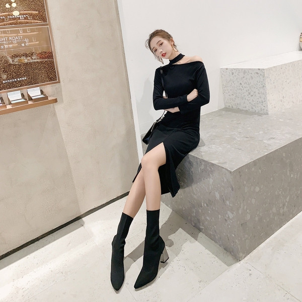 Modern női ruha nyitott váll és hasítékkal