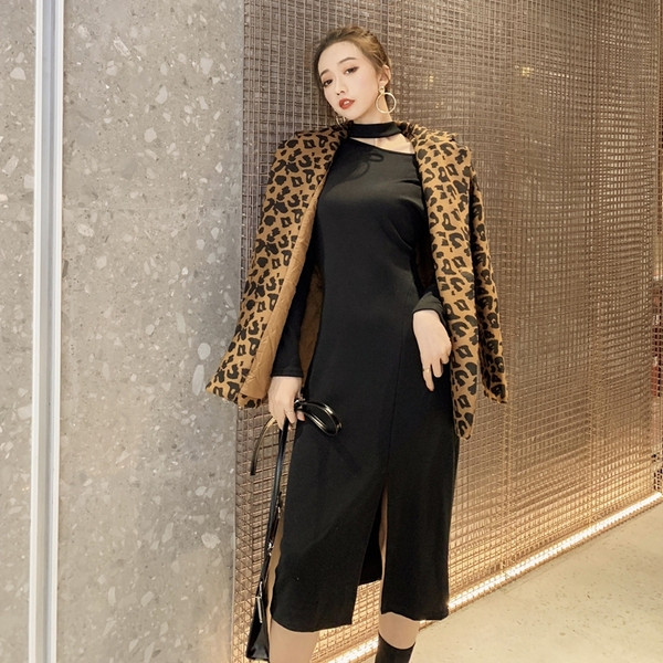 Modern női ruha nyitott váll és hasítékkal