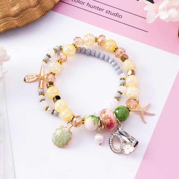 Μοντέρνο γυναικείο βραχιόλι με μενταγιόν και χάντρες