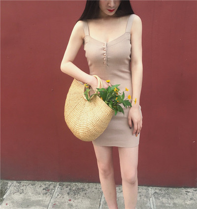 Egyszerű női ruha pántokkal és gombokkal, két színben