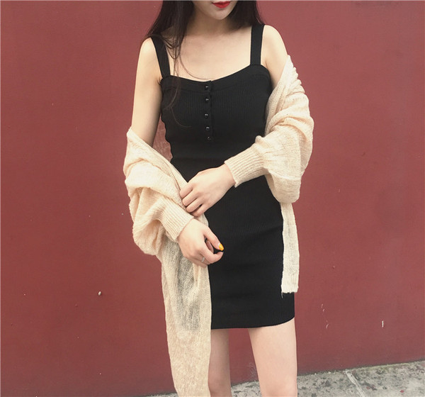 Egyszerű női ruha pántokkal és gombokkal, két színben