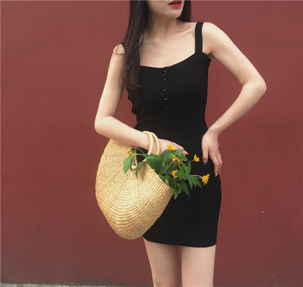 Egyszerű női ruha pántokkal és gombokkal, két színben