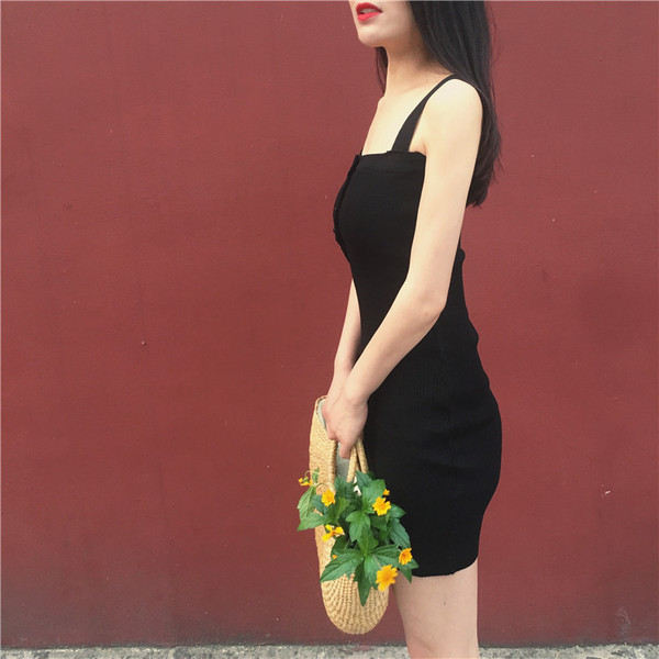 Egyszerű női ruha pántokkal és gombokkal, két színben