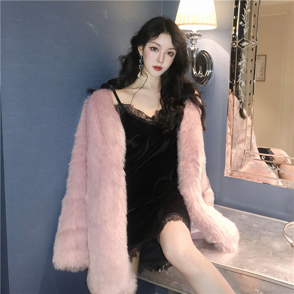 Κομψό γυναικείο φόρεμα με λεπτές λωρίδες και δαντελωτά στοιχεία