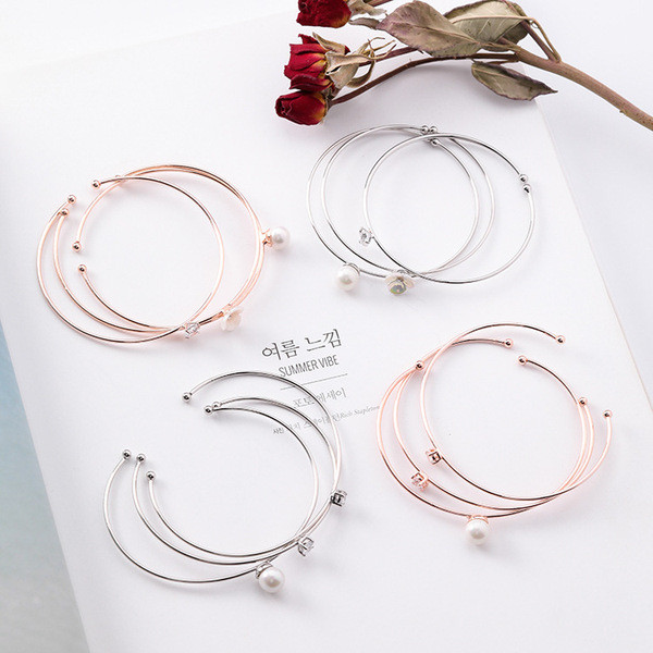 Finom női karkötő gyöngyökkel és kövekkel