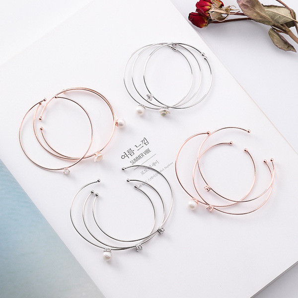 Finom női karkötő gyöngyökkel és kövekkel