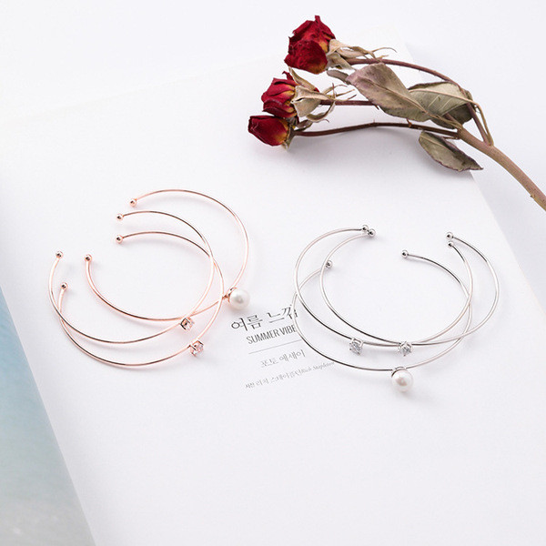 Finom női karkötő gyöngyökkel és kövekkel