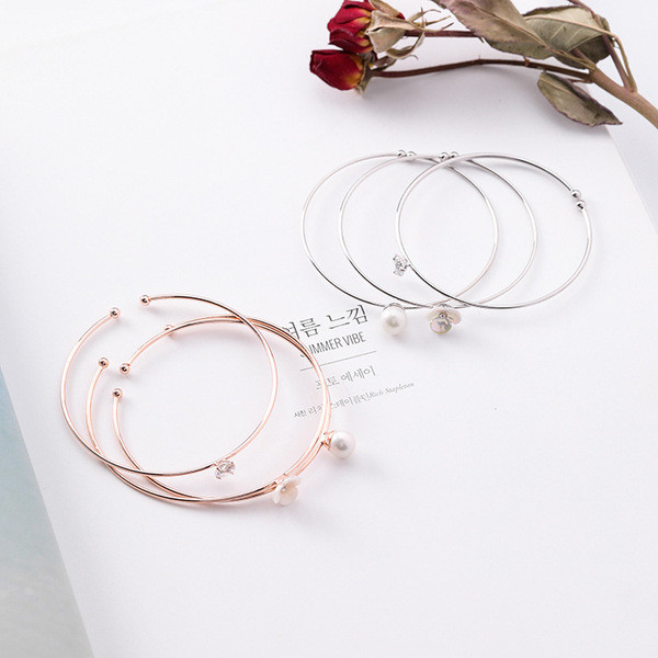 Finom női karkötő gyöngyökkel és kövekkel