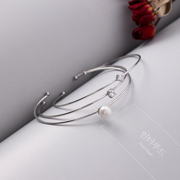 Finom női karkötő gyöngyökkel és kövekkel