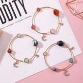 Modern női karkötő gyöngyökkel és medállal két színben