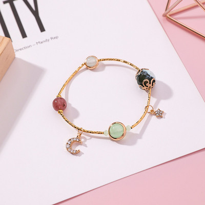 Modern női karkötő gyöngyökkel és medállal két színben