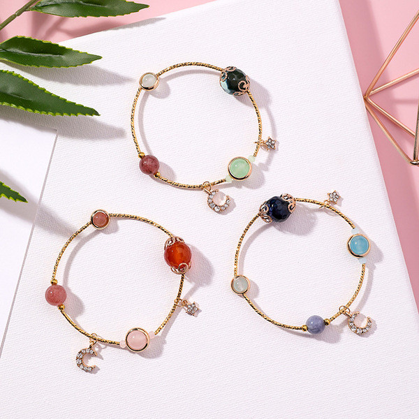 Modern női karkötő gyöngyökkel és medállal két színben