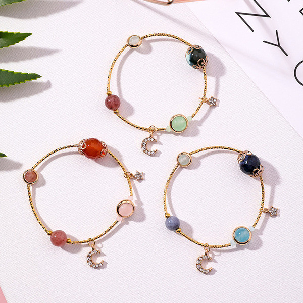 Modern női karkötő gyöngyökkel és medállal két színben