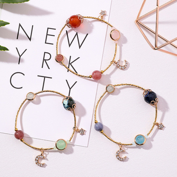 Modern női karkötő gyöngyökkel és medállal két színben