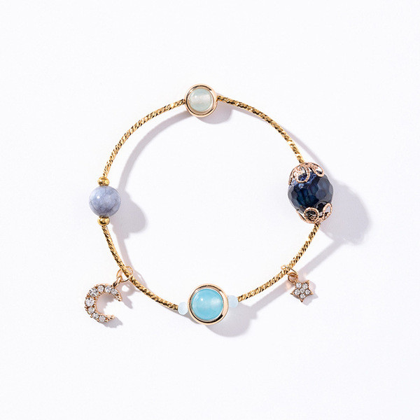 Modern női karkötő gyöngyökkel és medállal két színben