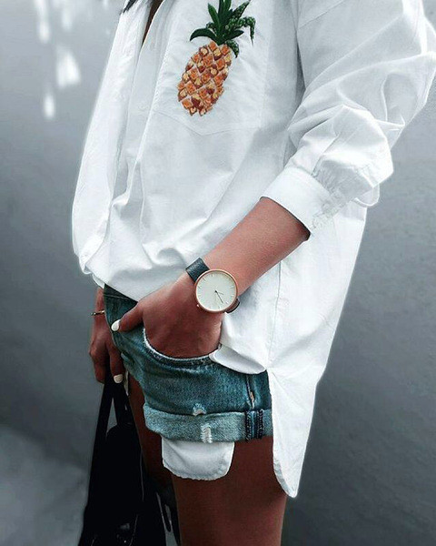 Modern női ing színes hímzéssel a zsebén fehér színben