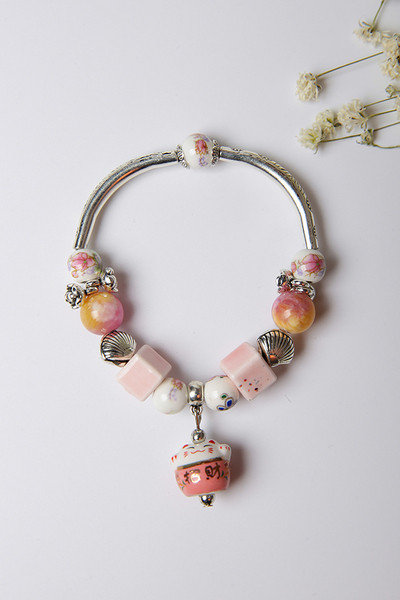 Дамска гривна в сребрист цвят с мъниста и висулка