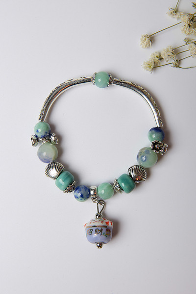 Дамска гривна в сребрист цвят с мъниста и висулка