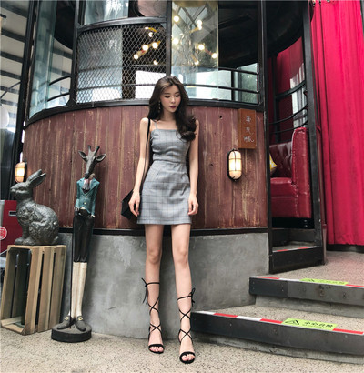 Κομψό γυναικείο φόρεμα με κορδέλα στην πλάτη με γκρι χρώμα