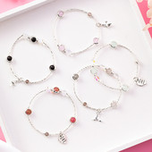 Μοντέρνο γυναικείο βραχιόλι  με κρεμαστό κόσμημα και διαφορετικό χρώμα