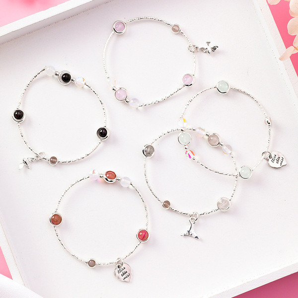 Μοντέρνο γυναικείο βραχιόλι  με κρεμαστό κόσμημα και διαφορετικό χρώμα