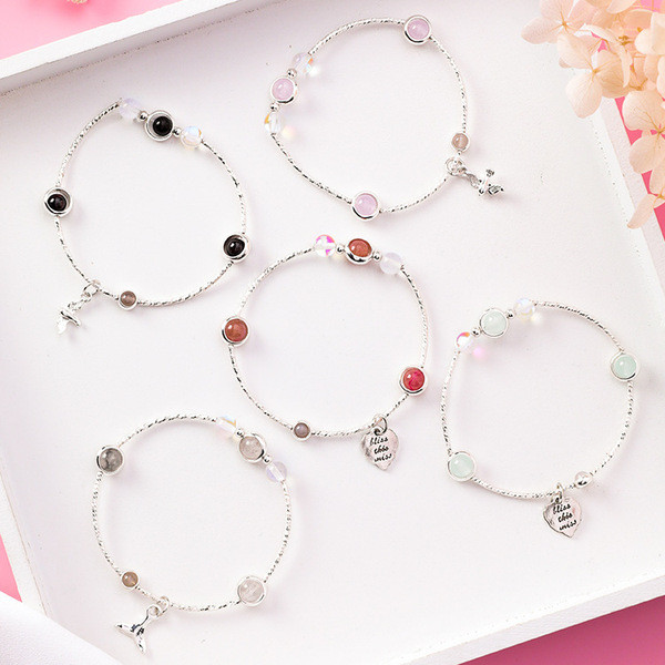 Μοντέρνο γυναικείο βραχιόλι  με κρεμαστό κόσμημα και διαφορετικό χρώμα