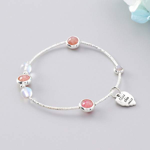 Μοντέρνο γυναικείο βραχιόλι  με κρεμαστό κόσμημα και διαφορετικό χρώμα