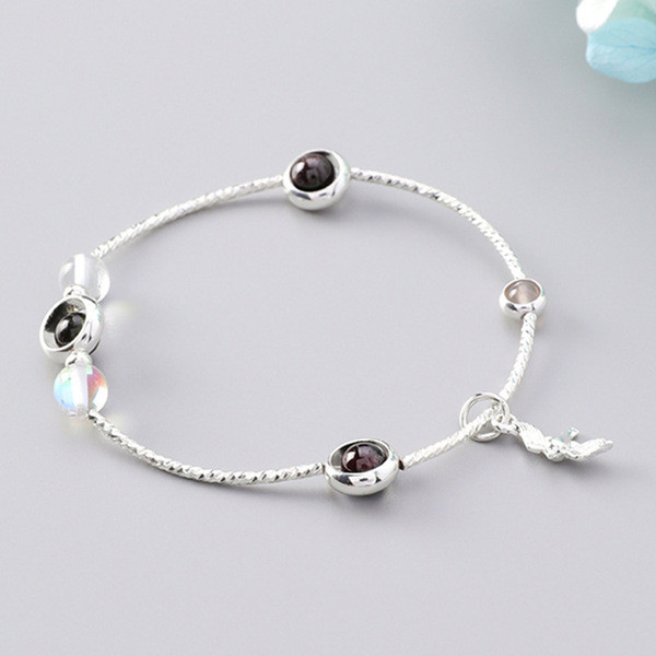 Μοντέρνο γυναικείο βραχιόλι  με κρεμαστό κόσμημα και διαφορετικό χρώμα