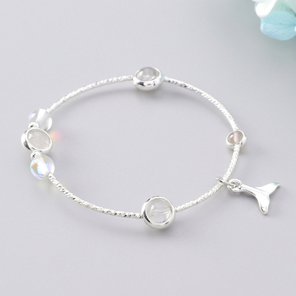 Μοντέρνο γυναικείο βραχιόλι  με κρεμαστό κόσμημα και διαφορετικό χρώμα