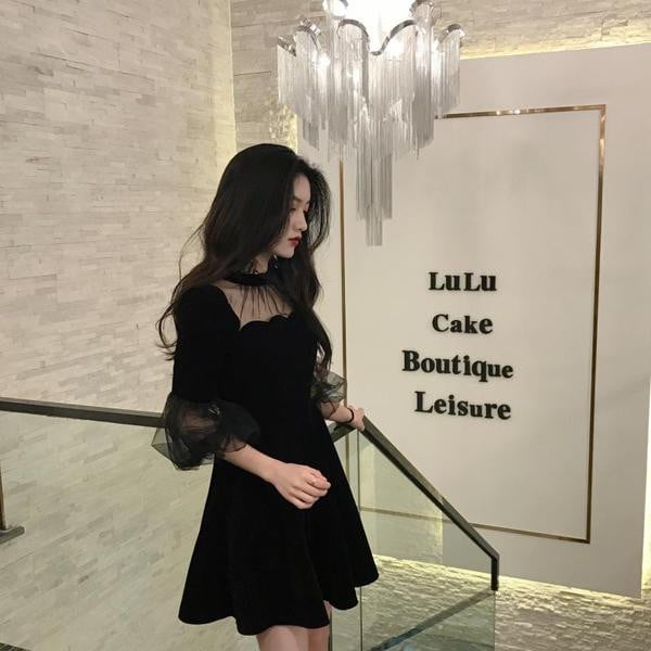 Elegáns női ruha csipkével, fekete színben