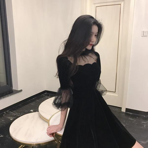 Elegáns női ruha csipkével, fekete színben