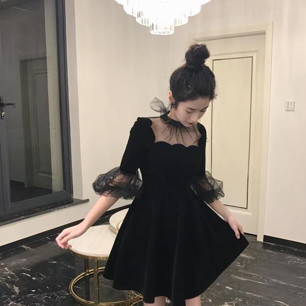 Elegáns női ruha csipkével, fekete színben