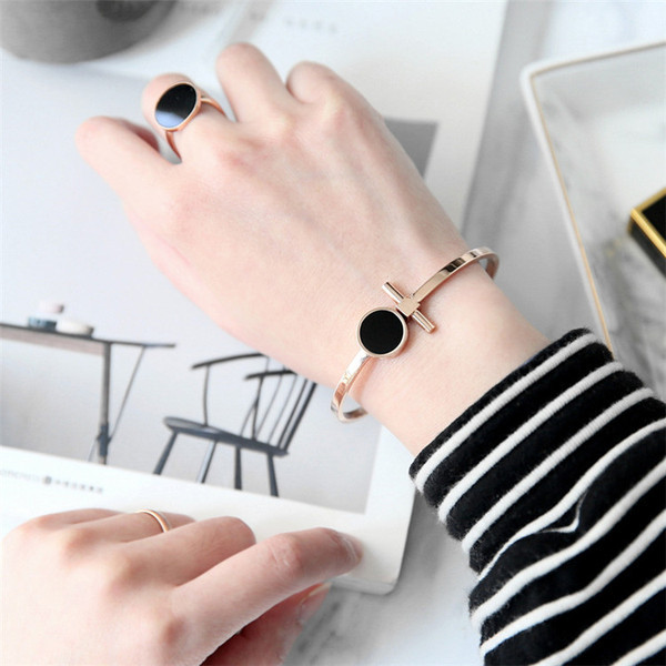 Női arany karkötő fekete kővel