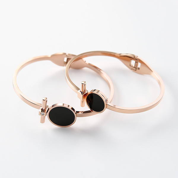 Női arany karkötő fekete kővel