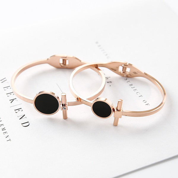 Női arany karkötő fekete kővel