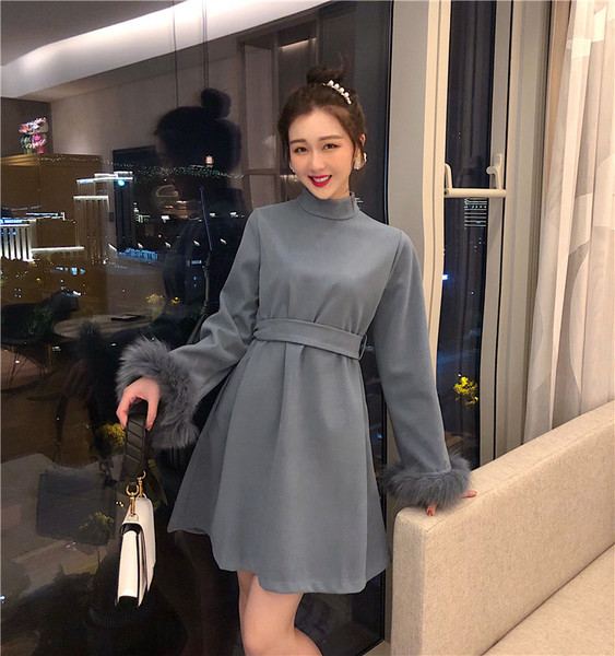 Aktuális női téli ruha övvel és lefelé az ujjakon