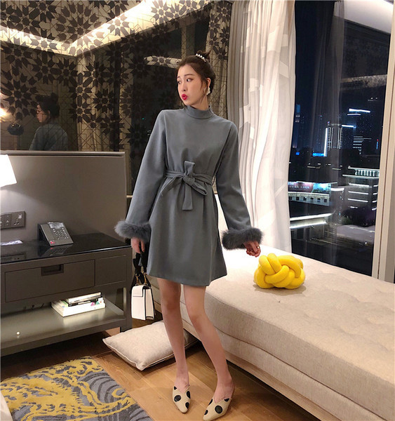 Aktuális női téli ruha övvel és lefelé az ujjakon