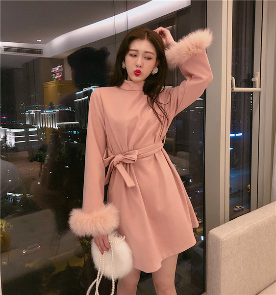 Aktuális női téli ruha övvel és lefelé az ujjakon