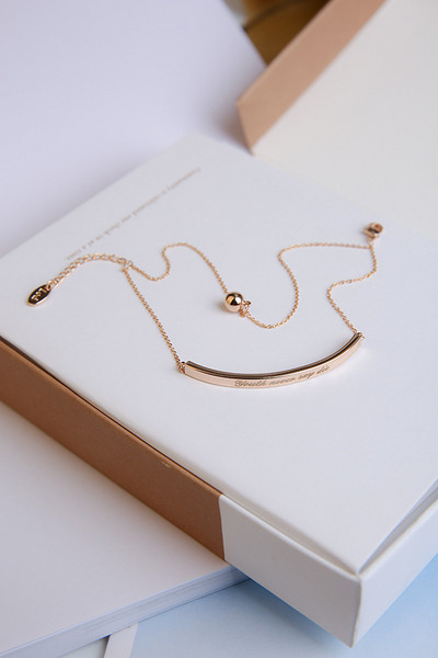 Finom női karkötő ezüst és arany színben medállal