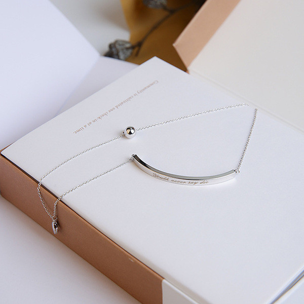 Finom női karkötő ezüst és arany színben medállal