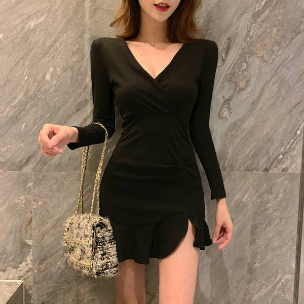 V-nyakú, egyszerű női ruha kétszínű