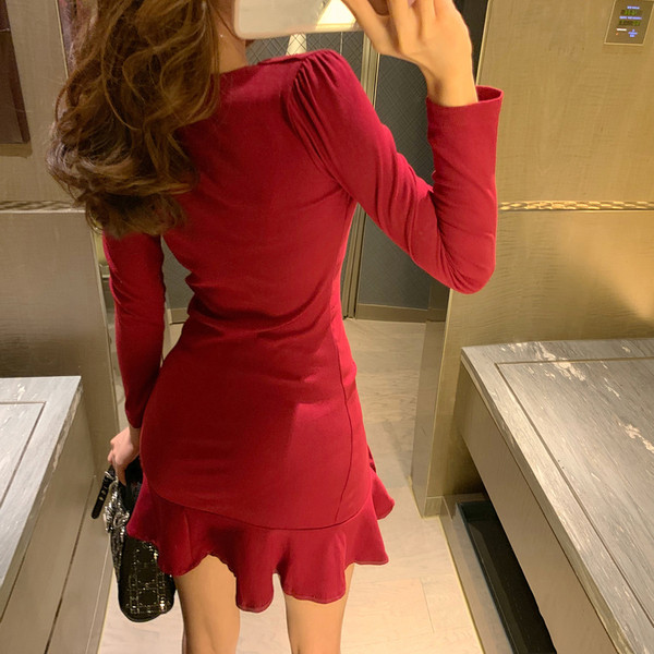 V-nyakú, egyszerű női ruha kétszínű