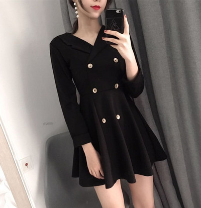 Stílusos női ruha fekete színben, gombokkal