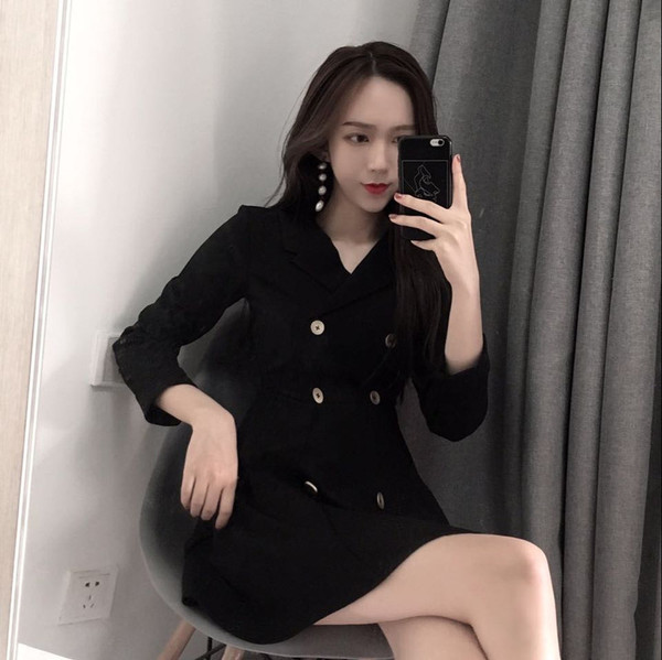 Stílusos női ruha fekete színben, gombokkal